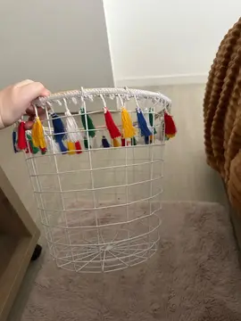 panière avec poupon multicolores