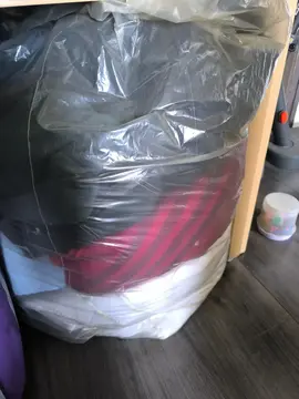 3 sacs de vetements, couette, plaids, etc .. à trier