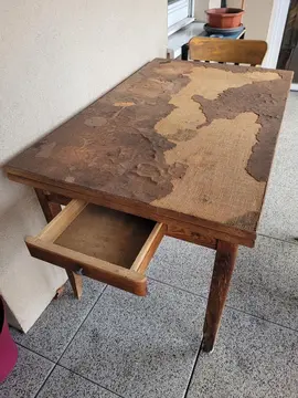 Table en bois, années 50, 2 rallonges, plateau à restaurer.