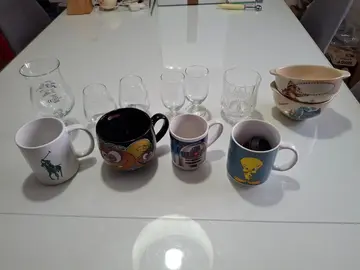 lot de verres et tasses/bols