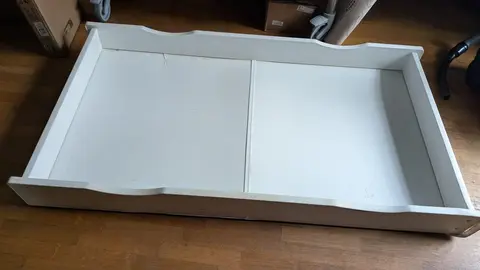 Tiroir au-dessous du lit