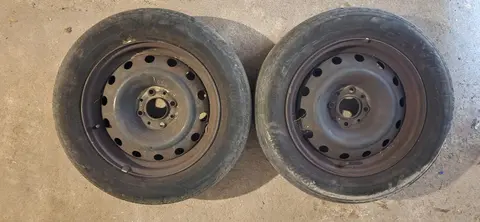 2 jantes montées avec 2 pneus usés 185/65R15 89H