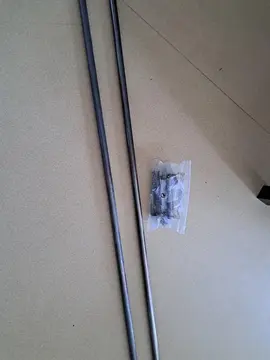 donnes 2 tringles à rideaux.2m chacune avec visserie.