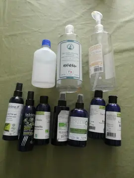 Lot de flacons en plastique