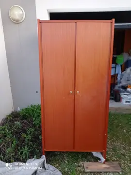 Armoire avec un côté 3 étagéres et un côté penderie