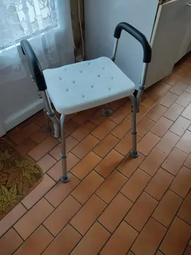 Siège de douche sur pieds avec poignées
