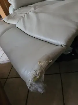 canapé relax 2 places mais 3 assises.