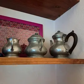 cafetiere, sucrier et pot a lait en etain