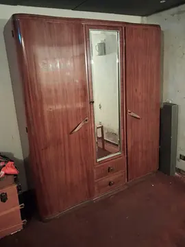 armoire en bois avec miroir