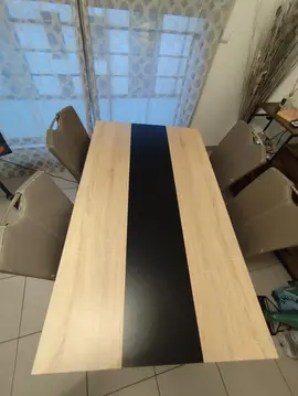 Je donne table et 4 chaises ensemble et pas séparément