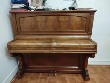 Vieux piano droit accordé