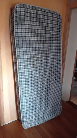 Lit en bois et matelas