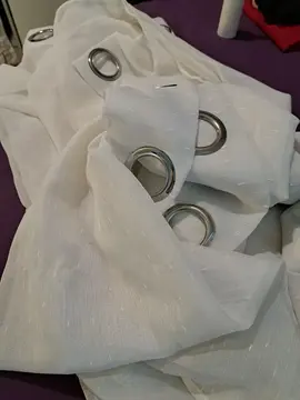 donnes 2 paies de rideaux.(panneaux).