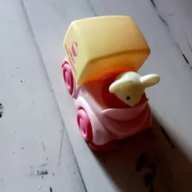 petite souris avec sa voiture