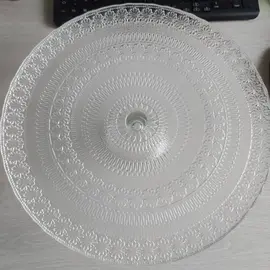 Plat sur pied en cristal