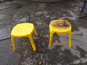 2 tables en plastique