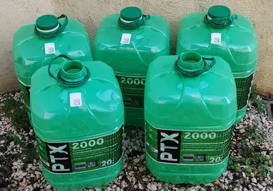 Bidons de pétrole vide