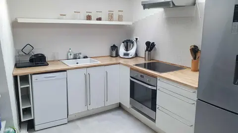 meubles de cuisine et plan de travail blanc et bois