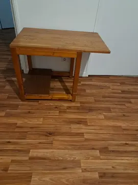 donne une table en bois et 10 chaises blanche