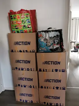 7 cartons vêtements enfants et un aspirateur