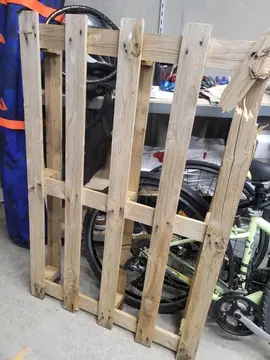 1 Palette cassée, suite à une livraison d'un colis