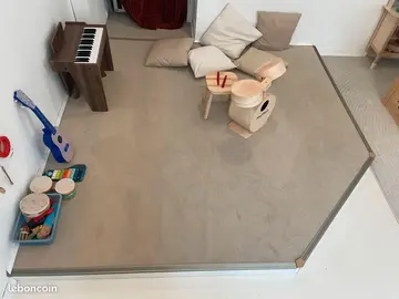 Estrade bois couverte de moquette beige