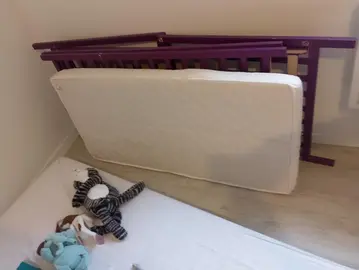 lit a barreaux en bois avec matelas neuf ( manque les vie)