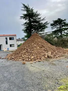 Donne 100 m³ de terre, gratuite, accès camion la haie Fouassière