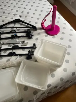 cintres, boîtes plastiques, support sopalin