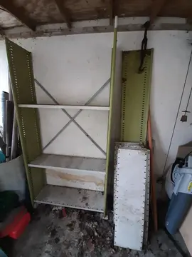 étagères métalliques