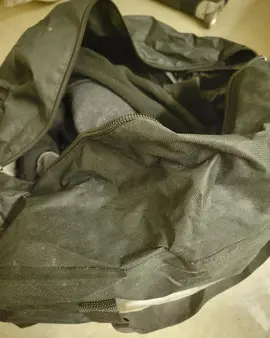 je donne valise plein de chaussures / vêtements / jackets