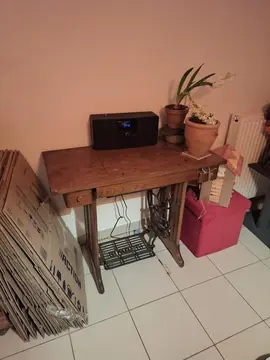 ancienne machine à coudre singer noire avec sa table