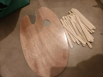 palette de peinture en bois avec bâtonnets en bois