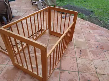 lit bébé en pin avec matelas et visserie.