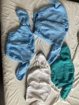 Gilets bébé tricotés main sans boutons