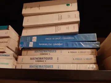 livres de droit, d économie et de maths ( 40 ans)
