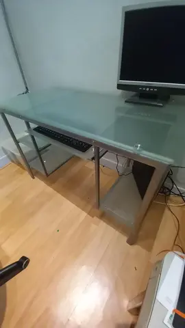 bureau métal et plateau verre