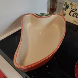 Grand plat en terre allant au four