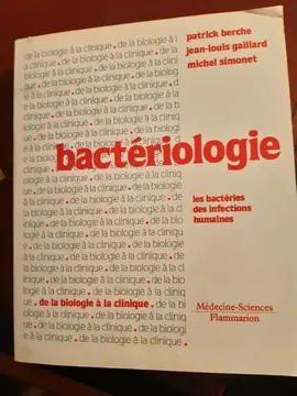 Deux livres de microbiologie et bactériologie