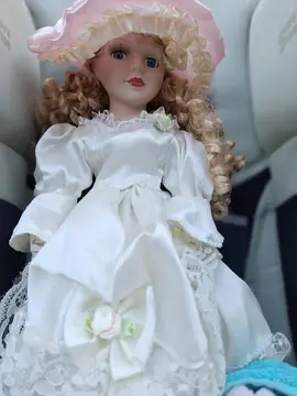 poupée en porcelaine