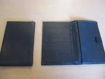 2 portefeuilles noirs en synthétiques