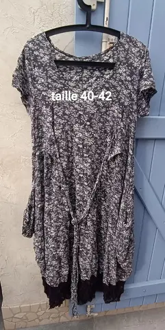 Un vêtement femme taille 40-42.