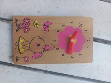 petite horloge pour apprendre l'heure en bois