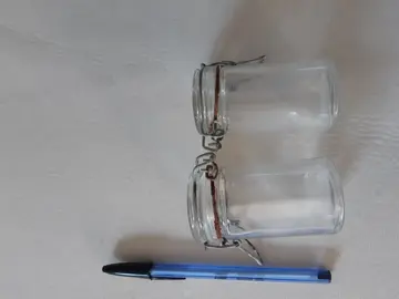 2 petits pots à couvercle pour la cuisine