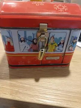 tirelire en fer avec cadenas et clés