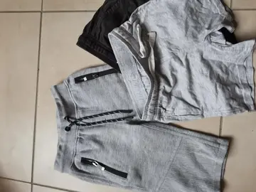 Bas pour 4 ans ( pantacourt coton polyezster épais et 2 petits shirts coton fin