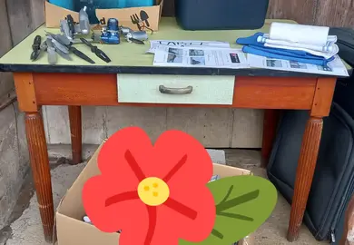 table 110x70 environ en bon état et deux chaises à restaurer