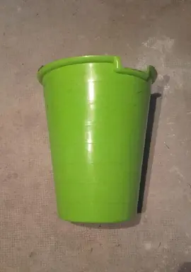 Grand pot en plastique (environ 50 cm de haut / 25 de diamètre)