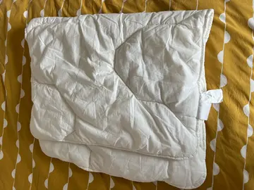 2 couettes lit bébé