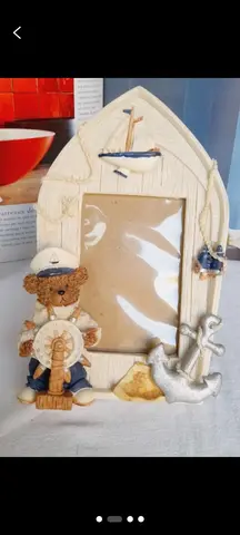 petit cadre photo en forme de bateau et ourson marin en relief.